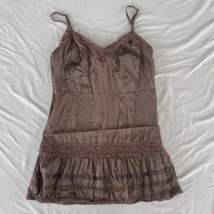 Linne  - Vackert linne med spets/lace detaljer. Justerbara band och gömd dragkedja bak. Mycket bra skick. Köps via Swish eller köp nu 💋