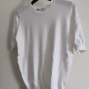 Stickad t-shirt - Stickad snygg t-shirt från zara endas använd 1 gång 