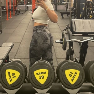 Tights med scrunch  - Säljer mina svarta camoflah tights med scrunch i rumpan. Använda väll men som nya. Älskar dem men dem kommer inte mer till användning. Har även likadana i blå och rosa.  Stl S 