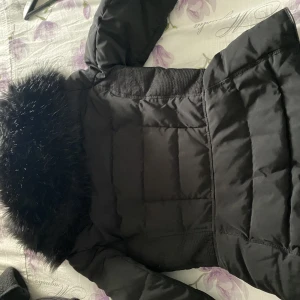 Jacka - Säljer min Zara jacka i storleken xs. Jackan passar om man brukar använda S som jag gör. 