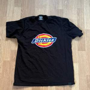 en svart dickies Tshirt i storlek M. knappt använts då den inte passade mig bra.