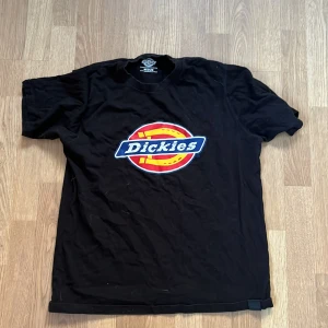 Dickies T-Shirt - en svart dickies Tshirt i storlek M. knappt använts då den inte passade mig bra.