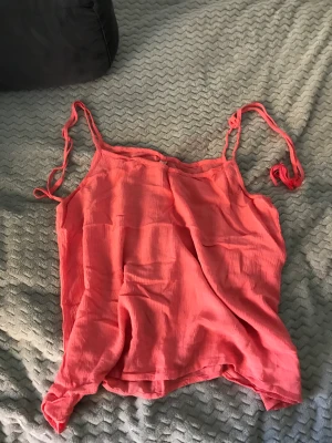 Linne - Jätte sött linne som tyvärr inte kommer till användning längre! Svalt och skönt på sommaren! För mer bilder eller frågor kontakta privat!😊