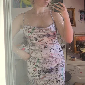 Mönstrad klänning  - Säljer denna klänning med sjukaste mönstret från New girl order!🔥 Den är lite rosa pärlemor - färgad och skiner fint i ljus. Knappt använd så i bra skick. 