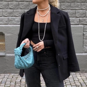 Oversized Warm blazer - En varm blazer i färgen svart! Super varm och mysig perfekt till hösten och våren❤️Avnänd fåtal gånger och köpt för 800kr. Modellen bäst storlek 34🙌Köparen står för frakten
