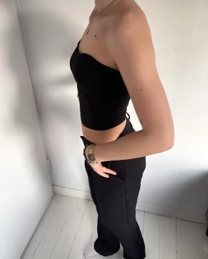 Topp 🖤 - Söt topp! Perfekt att klä både upp och ner 🖤  Storlek: xs/s Pris: 50kr