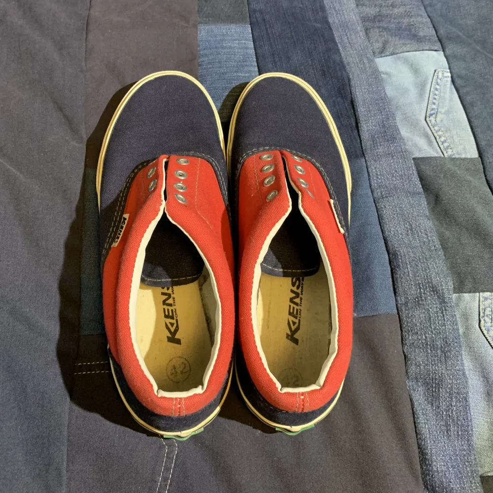 Blå röda sneakers  Sparsamt använda Använde aldrig länge pga för små Dm vid frågor. Skor.
