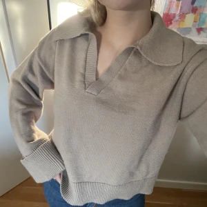 Tröja - Säljer jättefin beige tröja från Nakd i bra skick! 