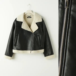 Läder jacka  - Faux läderjacka från Gina Tricot, helt ny aldrig använd! Storlek xs men sitter mer som s. Skicka gärna om du har frågor❤️