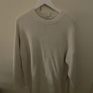Oversized vit stickad tröja - Oversized vit stickad tröja från Bershka