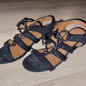 Svarta klackskor - Svarta låga klackskor med snörning, helt oanvända 