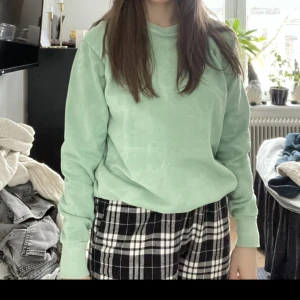 Sweatshirt från boohoo - Ljusgrön sweatshirt från boohoo. 50kr + 66kr spårbar frakt