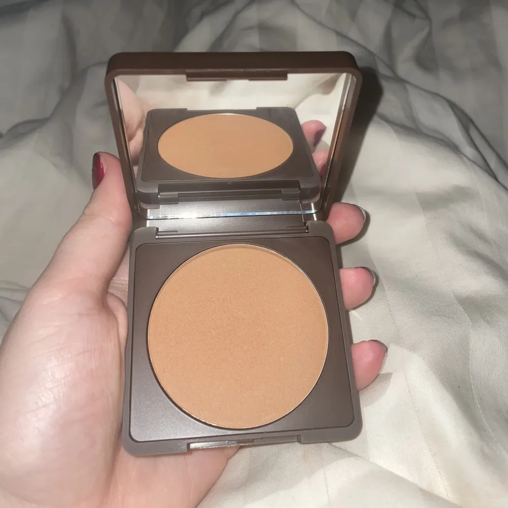 Matte bronzer från caia helt oanvänd och har originalförpackningen kvar. Bronzern är i färgen Tuscany.. Övrigt.