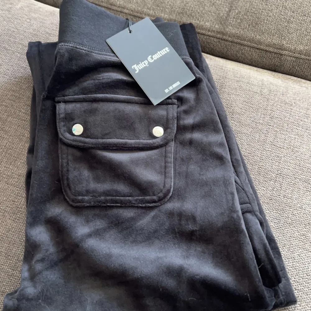 Säljer mina juicy couture byxor för  700 kr. Köpte på deras hemsida för ungefär ett halvår och säljer eftersom jag inte använder de längre.❤️. Jeans & Byxor.