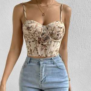 Beige Linne - Jätte snyggt linne i storleken L. Känns dock lite mer som M. Är i bra skick och aldrig använd. Säljer den då byst storleken inte var rätt för mig:) köpt för 112 kr.