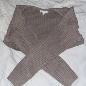 stickad bolero  - en beige stickad bolero från H&M! knappt använd och jättefin!