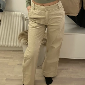 Weekday byxor - Snygga beiga byxor från weekday i storlek 36. Bara använda ett par gånger. Köparen står får frakten! 💓