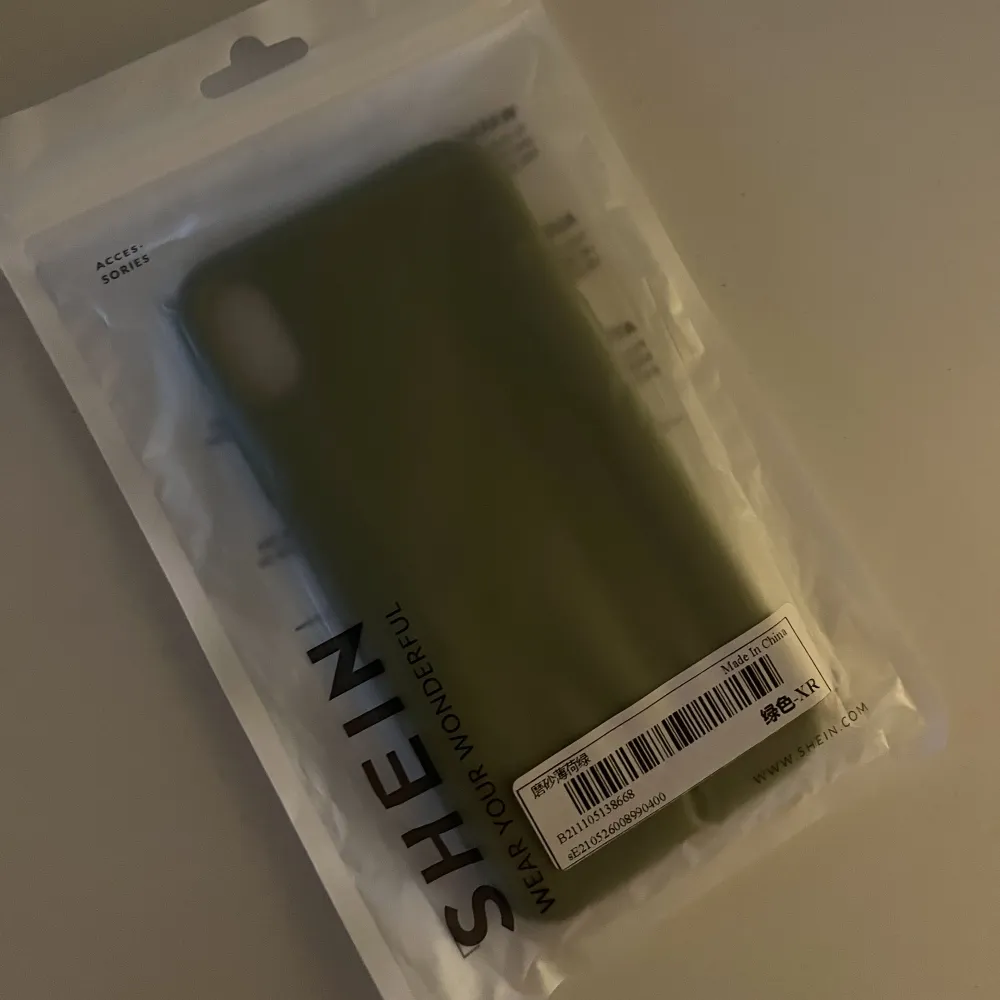 ett mobilskal i färg grön helt oöppnad. Storlek iphone XR. . Övrigt.