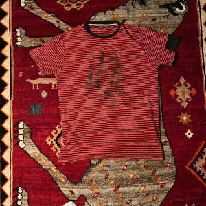 fet randig tischa med tryck - Randig T-shirt me asballt tryck och svart detalj på ena ärmen! Skriv om du har några funderingar!🤩