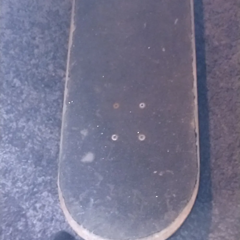 Det här är en skate board som jag brukade använda men inte längre Brädan har fortfarande väldigt bra. Griptapen är bra och brädan är stark med bra kul lager , truckarna går att justera. Brädan har inte chippats någonstans som ni ser.. Övrigt.