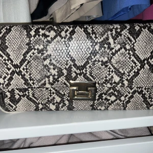 Snake väska  - Säljer dena fina snake Bag.