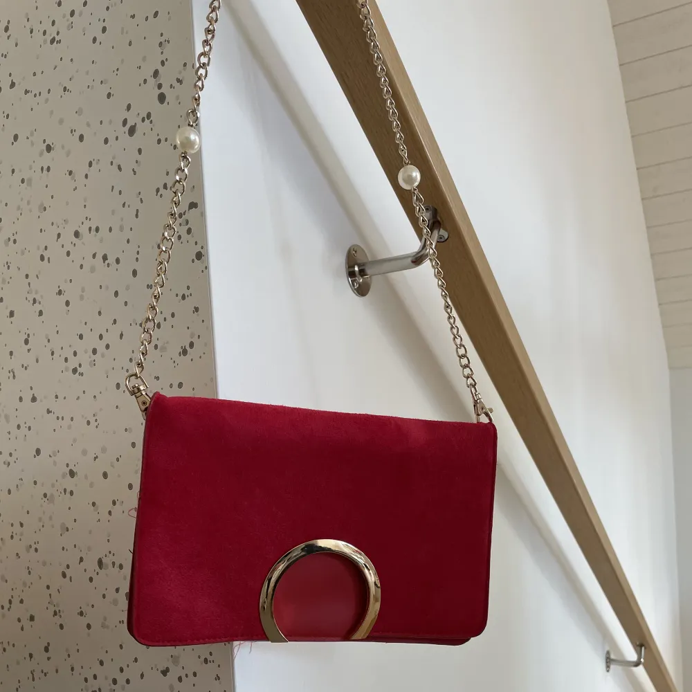Såå fin handväska i rött mockamaterial. Knappt använd! . Väskor.