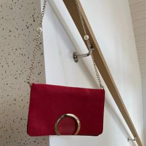Såå fin handväska i rött mockamaterial. Knappt använd! 
