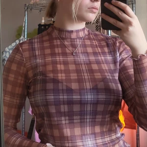 Mesh-topp - Rutig mesh-topp från BikBok!🌷 Använd fåtal gånger, fint skick 