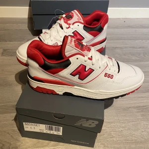 New Balance 550 White Red - Tja, säljer ett par New Balance 550 White Red i storlek EUR 44. Aldrig använt & dom är helt nya. Kan mötas upp i Halmstad vid köp eller leverera skorna dit du vill. Skicka till mig vid köp, mvh!!!