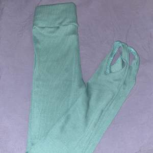 Högmidjade ribbade leggings i fin grön färg Stl S passar även M då dom är i stretch.  Oanvända. 