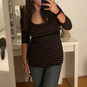 Randig topp - Söt topp som påminner mig så sjukt mycket om bella swan. Använde dock sällan toppen så den är absolut fortfarande i bra skick. Man kan knyta baksidan :)