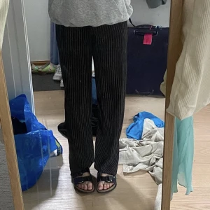 Randiga kostymbyxor  - Randiga kostymbyxor. Jätte fint skick💓