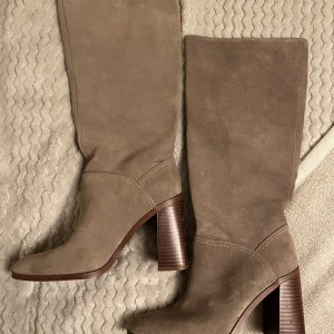 Högklackade stövlar - Jättefina beiga stövlar med klack köpta från zalando, endast använda en kväll! ❤️köptes för 799kr