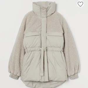 Hm jacka  - Helt ny jacka från H&M. Ångra köpet men har redan hunnit ta av lappen, vill därav sälja. I strl Xs, men oversize så passar även S-M. Nypris 799. 