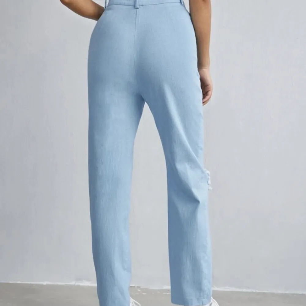 Blåa jeans i tunt material från Shein. Aldrig använd. Storlek M.. Jeans & Byxor.
