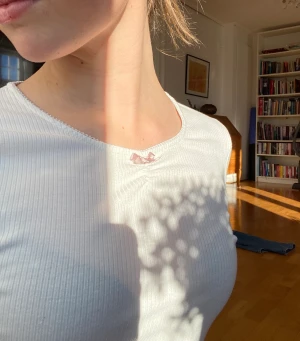 vit tröja  - Säljer denna super söta tröja med en rosa rosett💓Köpte den secondhand så jag vet inte vart den är ifrån!