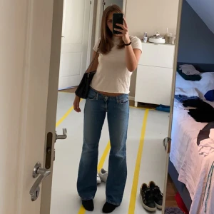 Low waist bootcut jeans Levi’s - Säljer mina ascoola lågmidjade vintage jeans från Levis!! De är väldigt unika❣️Midjan är smått insydd av en sömmerska. Jeansen är i storlek M, men skulle säga att det kan variera. Jag är 169 cm lång! Pris kan diskuteras vid snabbt köp💋💋💋