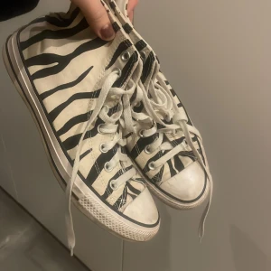Converse - Säljer dessa feta skor från converse, då de inte kommer till användning. Inga direkta defekter utan bara lite lortiga vilket går att tvätta bort. Nypris 800kr. Skriv till mig privat för frågor eller buda i kommenterarerna 