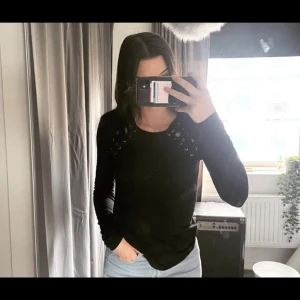 Ribbad Långärmad - Knappt använd ribbad långärmad. Storlek M men sitter som en S. Jag är xs i vanliga fall och sitter bra på mig. (Den är också tvättad efter bilden är tagen)
