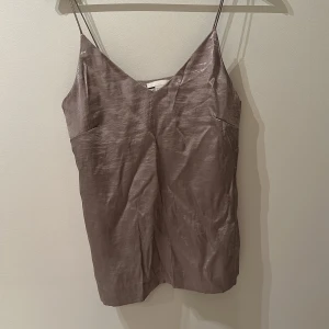 Spagettilinne i glansig sandfärg - Snygg till jeans o under kavaj