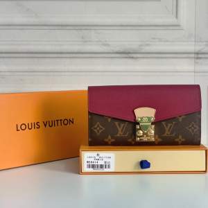 Louis Vuitton plånbok, A-kopia. Box samt dustbag medföljer. Skicka ett meddelande för fler bilder. Frakten ingår i priset!
