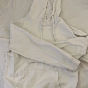 Vit huvtröja  - Säljer denna huvtröja pågrund av att jag inte gillar passformen så mycket, den har använts få gånger. Köpt på Cubus