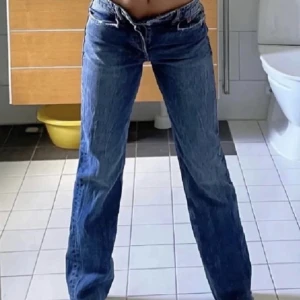 Blå straight zara jeans  - Säljer dessa mid straight jeansen ifrån zara, säljer då de inte kommer till ngn användning. Storlek 42 men passar en 38 eventuellt en 40. Lite för lång på mig som är 158cm lång Nypris 349kr säljer för 200kr plus frakt 66kr Slutsålda på nätet & affär!!😍🤩