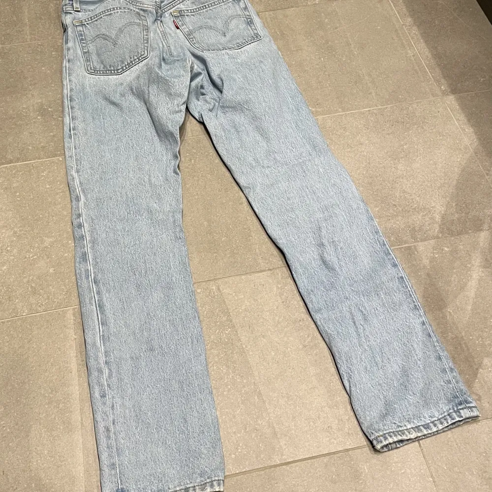 Ljusa jeans 501 I mycket bra skick, sköna, endast tvättade få gånger. Säljer då de är för små. Storlek 25/32. Jeans & Byxor.