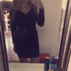 Tröja Gina tricot  - Svart omlott tröja med urringning och cold shoulder cut outs från Gina tricot i storlek S.