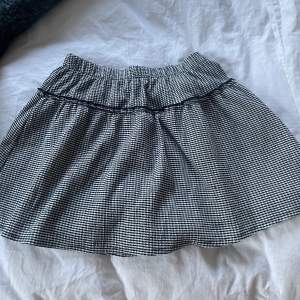 Fin kjol från barnavdelningen på zara! Skulle säga att den passar en XS-S