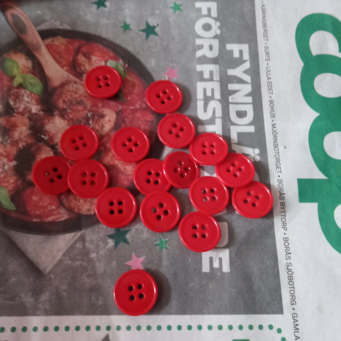 Röda små plastknappar ca 1 cm stora plast . - 90