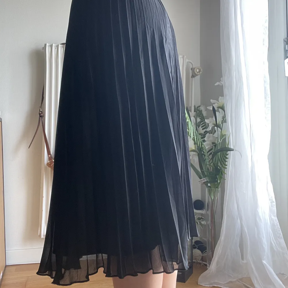 En jättefin svart kjol som man kan ha både lågmidjat och högmidjat pga elastiskt band. Kommer tyvärr inte till andväning 🫶. Kjolar.