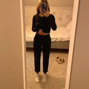 Kostymbyxor  - Svarta kostymbyxor från nakd i storlek 34. Finns ett skärp som man kan ha till (se bild tre). Säljer för 60kr + frakt💕
