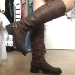 Höga boots/stövlar - Fina stövlar/boots med mjuk teddy fodring inuti. Fick dessa av min mormor (vintage😍) men dom faller inte riktigt mig i smaken och dom är lite för tajta i vaderna förutom det så sitter dom perfekt!  